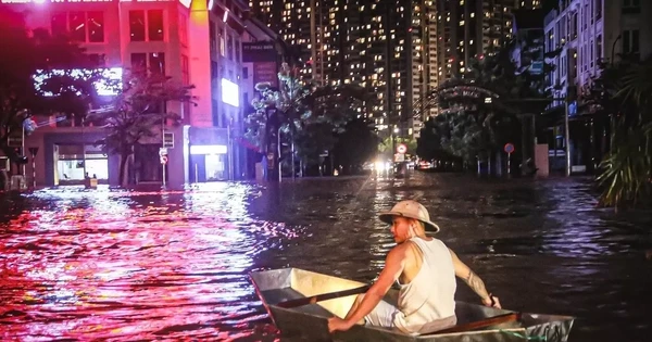 24 giờ mất điện, nước: Hàng trăm hộ dân ở 'làng' biệt thự triệu đô Hà Nội thắp đèn dầu, loay hoay 'chạy' ngập