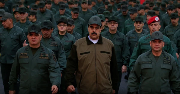 Công chức, nội trợ Venezuela xếp hàng đăng ký gia nhập dân quân trong bối cảnh Mỹ điều thêm tàu chiến