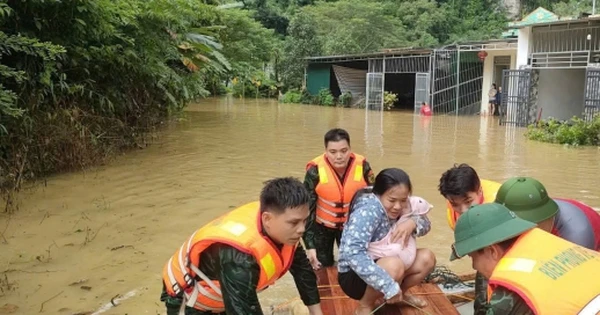 Nước sông Thanh Hoá vượt báo động 3, lực lượng chức năng cấp tập giúp dân sơ tán