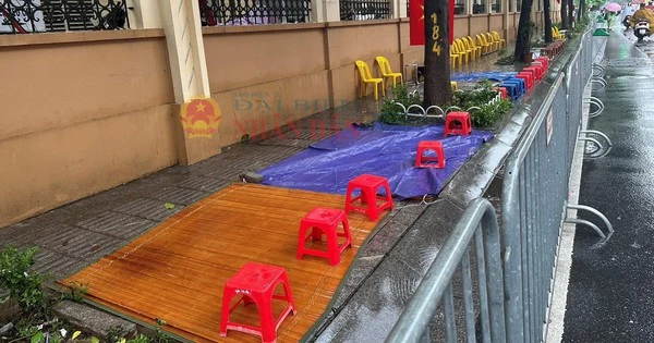 CSCĐ phát hiện 1 người đàn ông xếp 10 ghế để cho thuê chỗ ngồi xem diễu binh