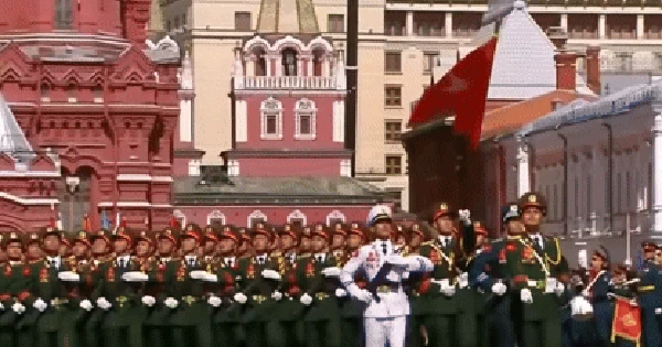 Cận cảnh cờ đỏ sao vàng tung bay ở Moscow, đoàn quân nhân Việt Nam sải bước kiêu hãnh trên Quảng Trường Đỏ