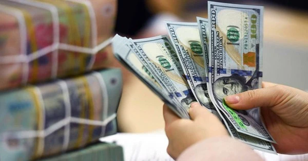 Vì sao đồng đô la suy yếu mạnh trên thị trường quốc tế nhưng vẫn tăng giá so với VND?