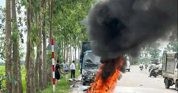 Sau cú va chạm với ô tô tải, xe máy bốc cháy, 1 người tử vong