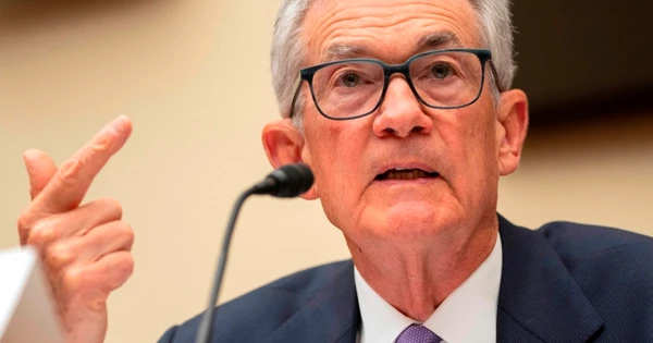 Fed tiếp tục giữ nguyên lãi suất bất chấp áp lực từ Tổng thống Trump và 2 quan chức công khai ủng hộ việc cắt giảm