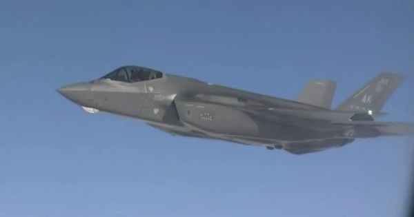 Xem F-22 Mỹ hộ tống máy bay chở Tổng thống Putin qua eo biển Bering