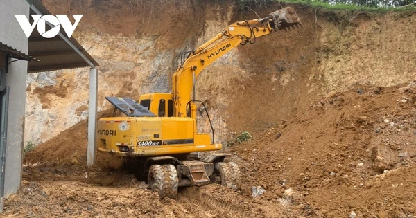 Sạt lở đất vùi nhà, gia đình ở Bình Phước hốt hoảng bỏ chạy