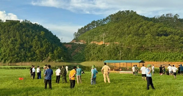 Đi xe bán tải vào lòng hồ cạn, vợ chồng tài xế bị đuối nước tử vong