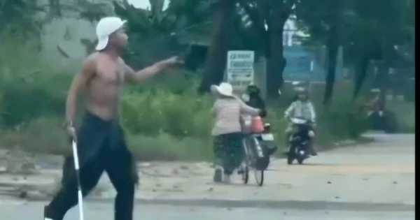 CLIP: Rùng mình khoảnh khắc người đàn ông cởi trần múa dao gây náo loạn Quốc lộ 13