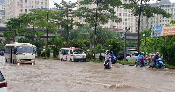 Hà Nội tiếp tục mưa 'trắng trời', cảnh báo các tuyến phố có nguy cơ ngập sâu trong ít giờ tới