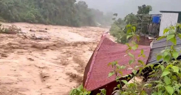 VIDEO: Nước lũ cuồn cuộn cuốn trôi cầu, nhà dân