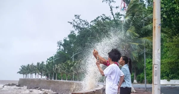 Phớt lờ cảnh báo, nhiều người từ Hà Nội về biển Đồ Sơn check-in đón bão
