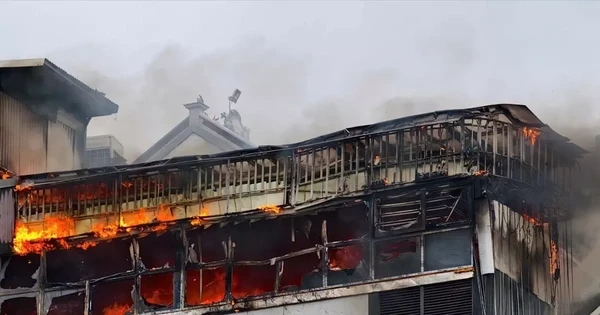 Hà Nội: Lửa ngùn ngụt trên tầng tum ngôi nhà ở đường Giải Phóng