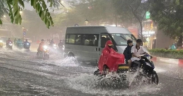 Nóng: Hà Nội xảy ra mưa dông ở nhiều nơi, cảnh báo ngập ở hàng loạt tuyết phố