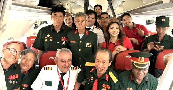Đoàn khách đặc biệt đi máy bay của tỷ phú Nguyễn Thị Phương Thảo và hành động bất ngờ của đoàn tiếp viên