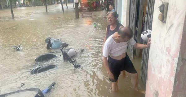 Đường phố Lào Cai biến thành sông sau mưa lớn