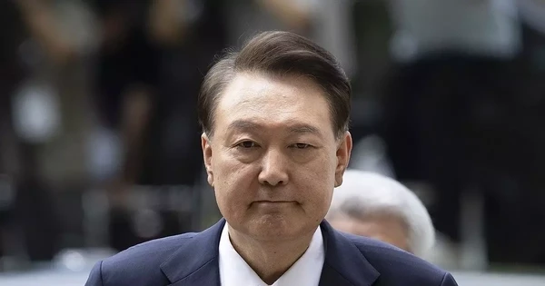 Cựu Tổng thống Hàn Quốc Yoon Suk Yeol nằm ra sàn phòng giam, không tuân thủ lệnh triệu tập thẩm vấn