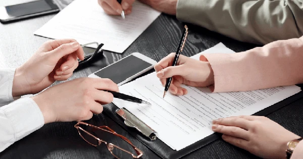 Đóng 300 triệu bảo hiểm nhân thọ, 5 năm sau chỉ nhận hơn 50 triệu: Sự thật về loạt khoản phí 