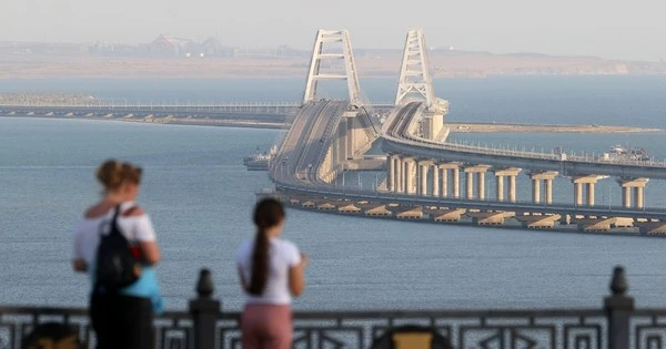 Bán đảo Crimea hứng cuộc tấn công quy mô lớn, nhiều tiếng nổ vang lên