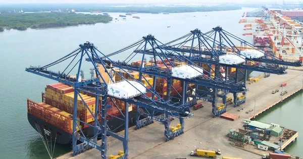 Cảng biển Việt Nam đón thành công một siêu tàu đang trên hải trình đến Bờ Tây Hoa Kỳ