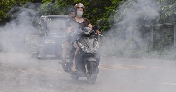 Dân đốt rơm, khói trắng trời Hà Nội, hun người đi đường
