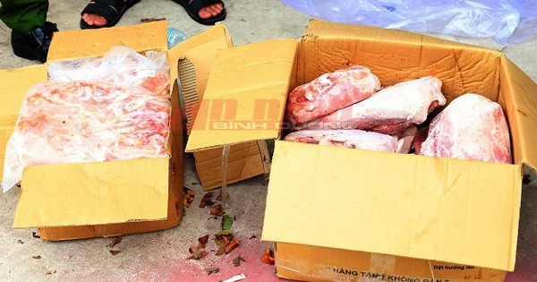 Chủ kho hàng đông lạnh dán dòng chữ 