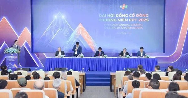 1 ngày sau ĐHĐCĐ thường niên, cổ phiếu FPT bị bán tháo, vốn hóa 
