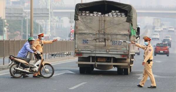 Bất chấp nguy hiểm đi xe máy vào cao tốc, người đàn ông nói do 