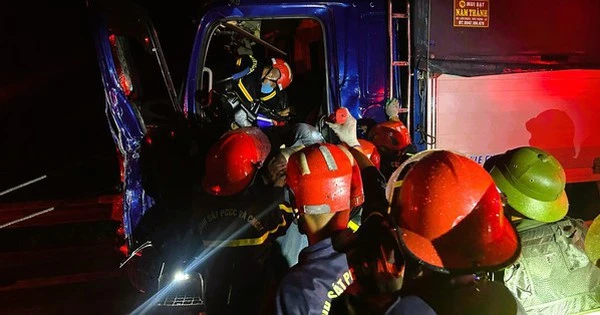 Phá ca-bin giải cứu tài xế mắc kẹt trong ô tô trên cao tốc