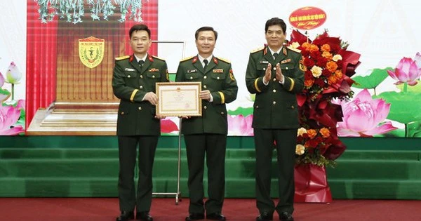 Bộ trưởng Bộ Quốc phòng khen thưởng đơn vị giữ vững trận địa đặc biệt