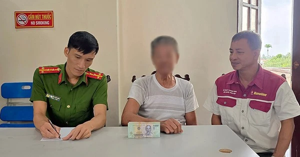 Cụ ông rút sổ tiết kiệm 250 triệu tại quỹ tín dụng, chuẩn bị chuyển khoản làm 