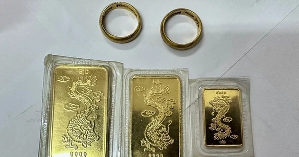 Bất ngờ thấy hơn 2 cây vàng trong đống quần áo từ thiện