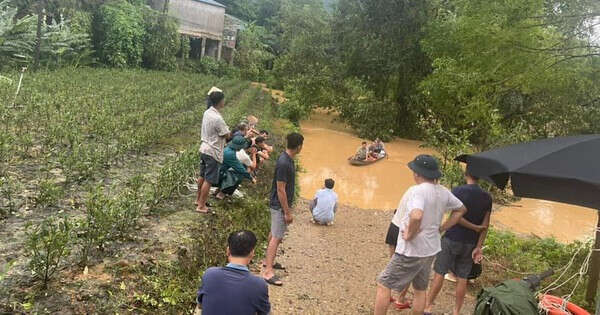 Hai bé trai bị lũ sau bão cuốn mất tích