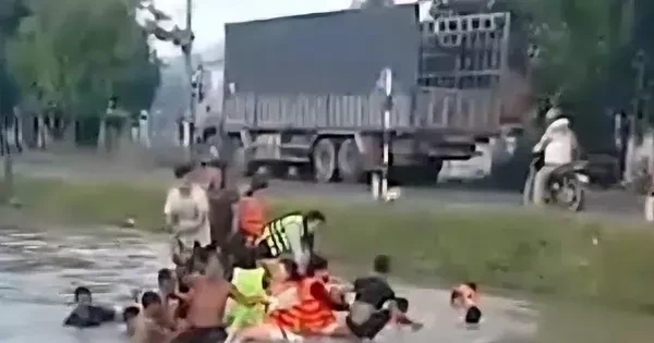 Phú Yên: 13 người trong ô tô thoát chết khi xe lao xuống mương nước sâu