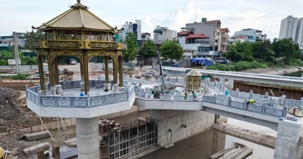 Cảnh tượng 'lạ' trên sông Tô Lịch khiến ai cũng phải ngoái nhìn: Sẽ hoàn thành trong tháng sau