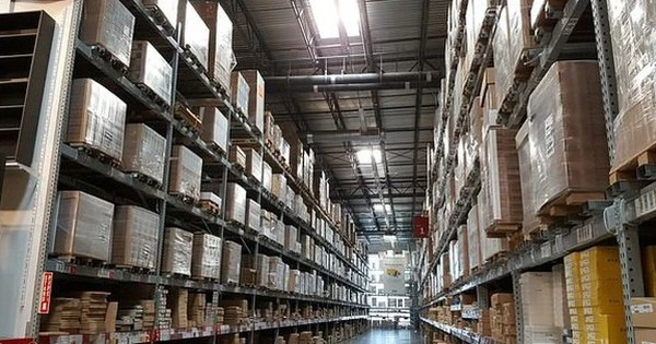Theo dõi suốt 6 tháng, phanh phui đường dây bán hàng giả với kho rộng bằng 20 sân bóng, tịch thu 200.000 món đồ nhái