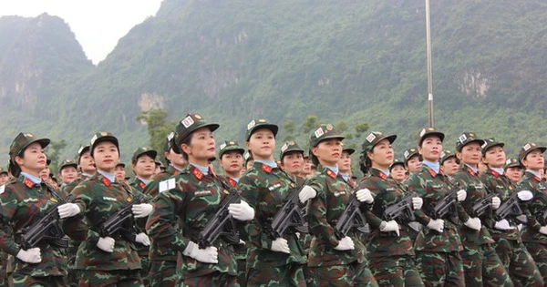 Ngắm các nữ chiến sĩ quân đội xinh đẹp luyện tập diễu binh, diễu hành