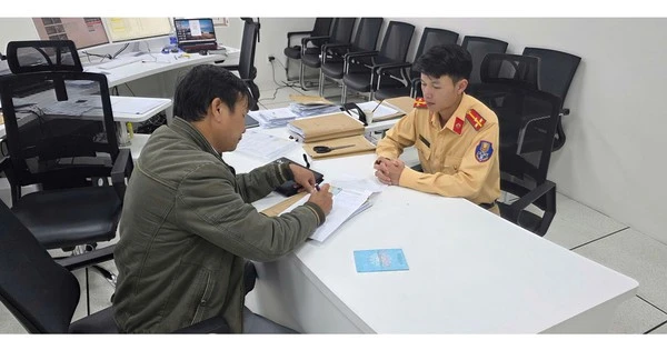Tài xế 2 lần vượt đèn đỏ bất ngờ được CSGT cảm ơn khi mời lên làm việc