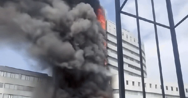 Hiện trường vụ cháy dữ dội tại tòa nhà 18 tầng ở Hà Nội, cột khói bốc cao hàng chục mét