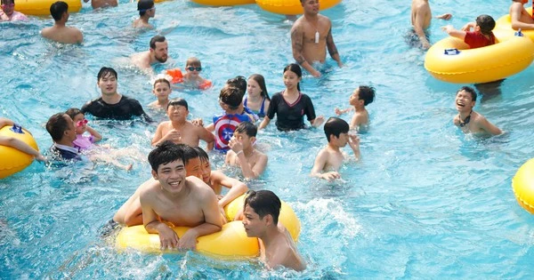 Hàng nghìn người đến công viên nước Hồ Tây vui chơi dịp lễ 30/4