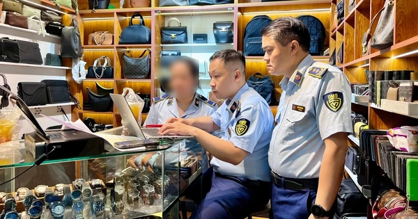 Bất ngờ kiểm tra 2 cửa hàng tại Saigon Square, phát hiện sự thật bên trong