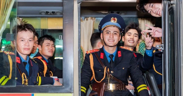 VIDEO: Khoảnh khắc đáng yêu mà bộ đội và người dân dành cho nhau tại điểm tập kết tối Sơ duyệt A80