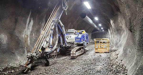 Sập tường nhưng vẫn khoan sâu, 41 mũi khoan thất bại, 1 phút sau cả công trường hò reo, “mỏ vàng” được khai mở