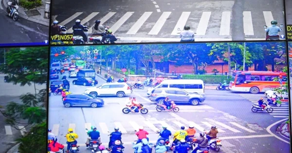 Tài xế xe máy vượt đèn đỏ ở Hà Nội ngỡ ngàng khi nhận trát phạt nguội