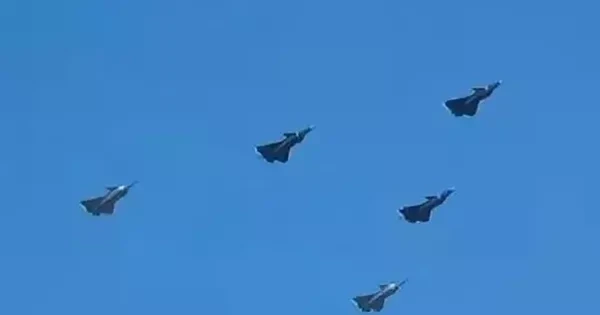 Dàn 'mãnh long' J-20A của Trung Quốc xuất hiện, hé lộ lễ duyệt binh quy mô lớn