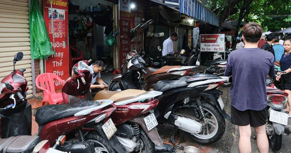 Xe chết máy khắp phố, tiệm sửa ở Hà Nội đông nghẹt khách chờ