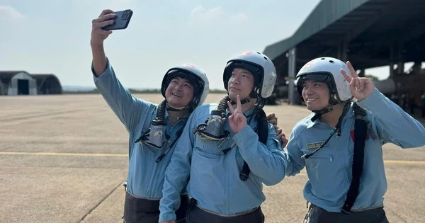 Phi công trực thăng, Su-30MK2 rạng rỡ sau màn rẽ mây, thả nhiễu ở TP.HCM
