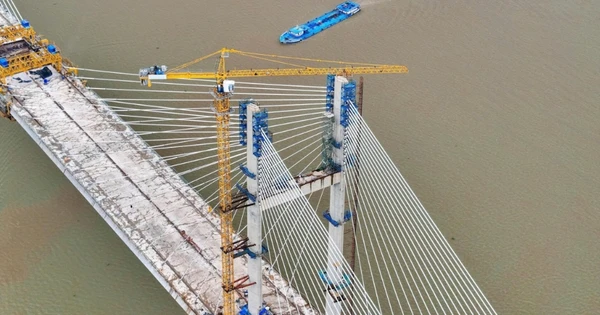 Sau một thập kỷ, dự án cây cầu dây văng cao nhất Việt Nam sắp về đích