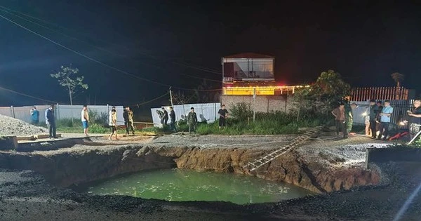 Tìm kiếm người và xe nghi rơi xuống 'hố tử thần' ngập nước ở Bắc Kạn