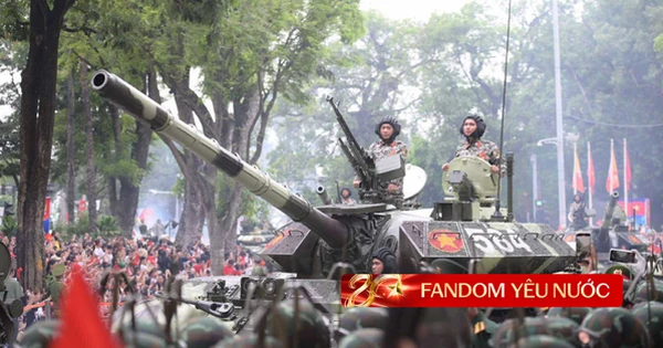 Trước giờ G: Các đoàn xe tăng, xe thiết giáp đang tiến về quảng trường Ba Đình trong tiếng hò reo của người dân