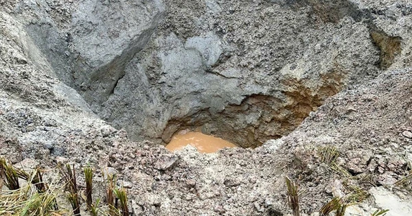 Hố sụt rộng 100m² bất ngờ xuất hiện ở Tuyên Quang